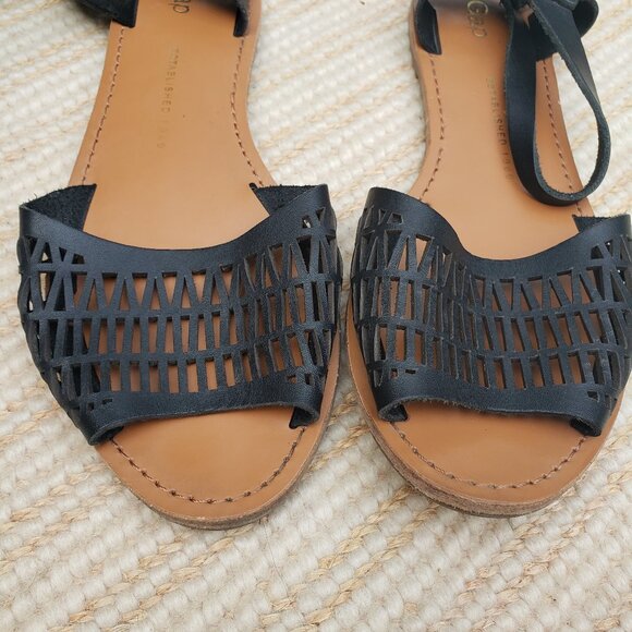 GAP black leather ankle strap flat sandals - size 7 - Picture 3 of 6